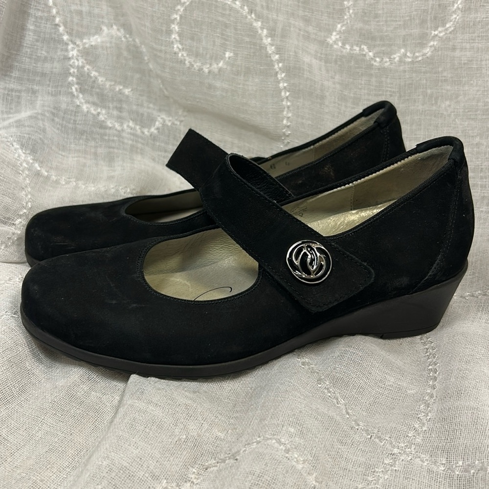 Waldlaufer almost new leather slight wedge shoes